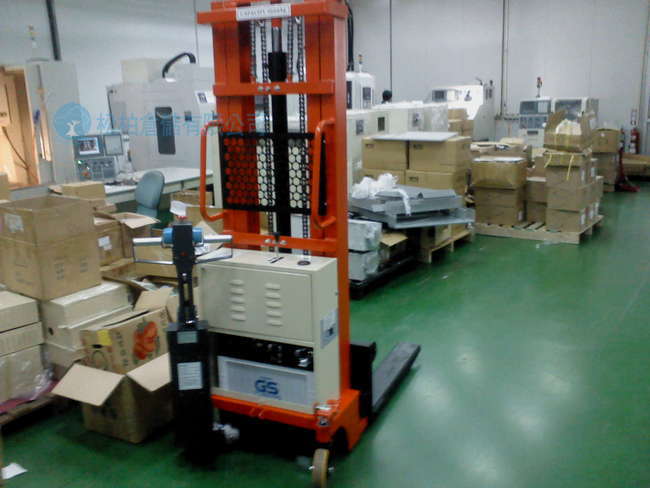 全電動式堆高機